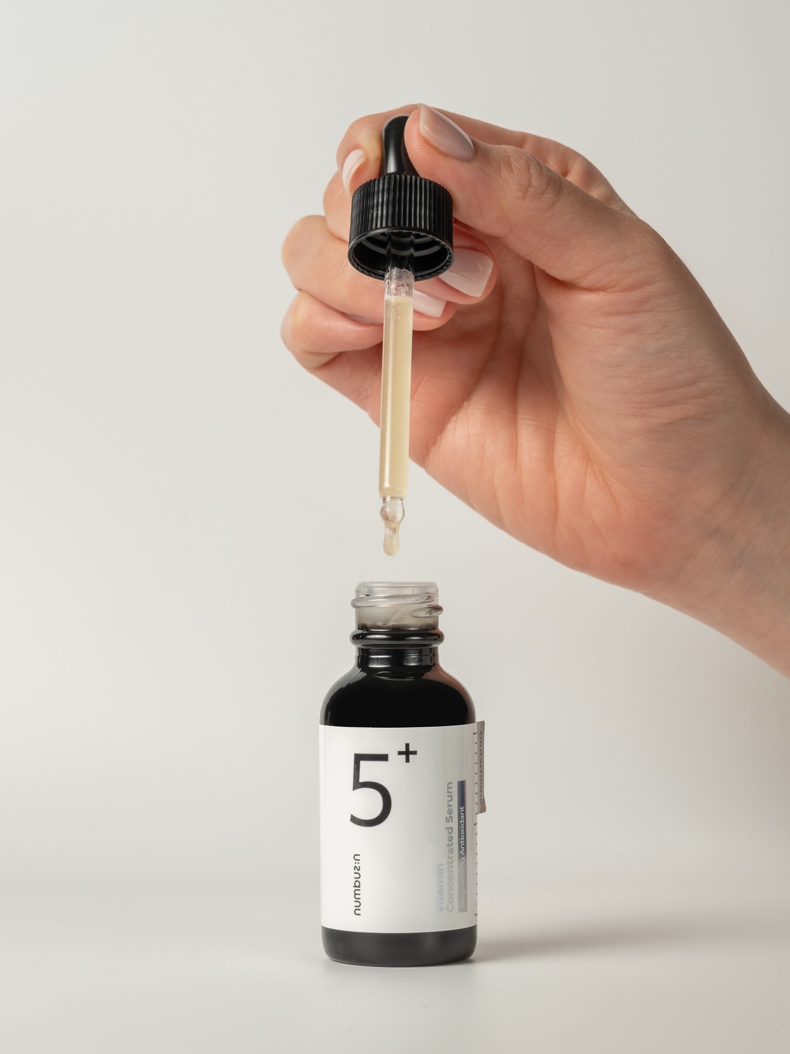 numbuzin No.5 Vitamin Concentrated Serum 30ml with dropping serum on white background